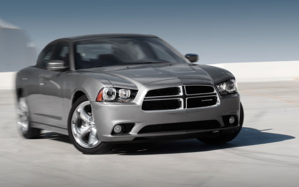 ۲۰۱۲-dodge-charger-sxt-front-view-in-motion1
