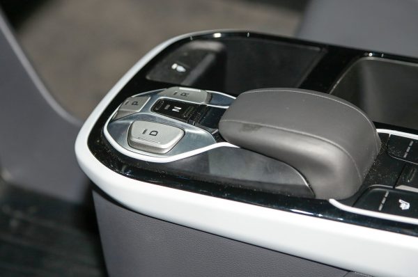 ۲۰۱۷-Hyundai-Ioniq-Electric-center-console
