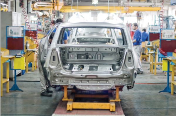 وزیر صنعت در دوره فعالیت دولت دوازدهم برای خصوصی‌سازی صنعت خودرو تلاش کند