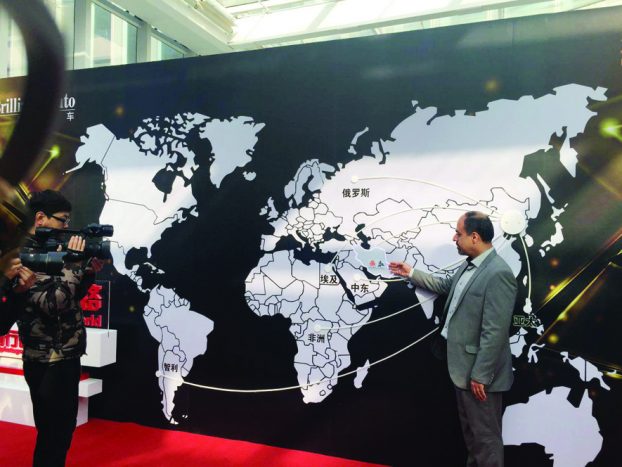 زاهدی مدیر ارتباطات شرکت پارس‌خودرو، به صورت نمادین لوگوی شرکت متبوعش را در نقشه به عنوان هفتمین کشوری که برلیانس در آن خط تولید دارد، نصب کرد